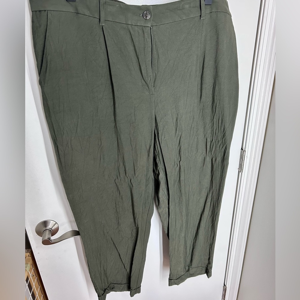 Loft green cropped pants